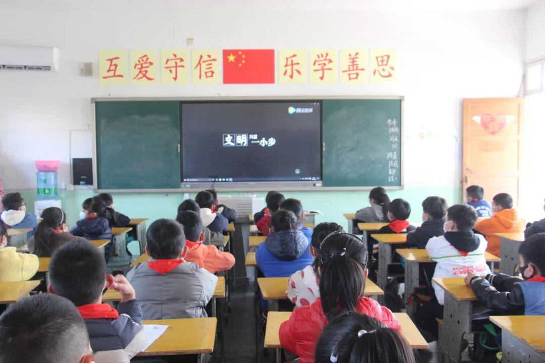 开福区:抢抓晴好天气 抢修受损路面 守护脚下平安